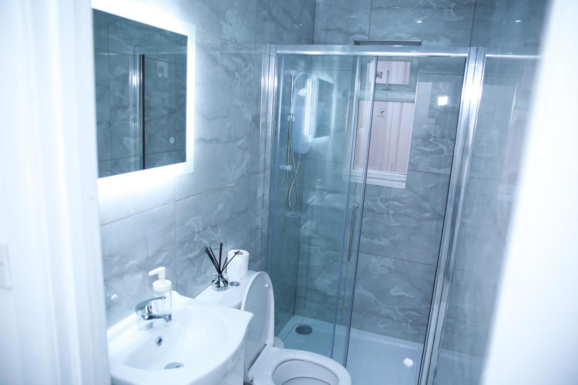 Lovely Apartment With Free Parking On Premises. Londra Dış mekan fotoğraf